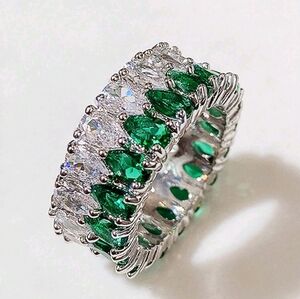 BRAND NEW ** Elegant Silver and Emerald & Diamond Ring